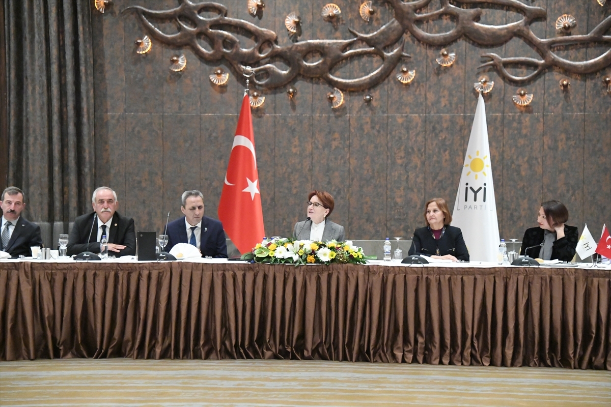 Akşener, Partisinin Başkanlık Divanı Ve Kurucular Kurulu Üyeleriyle Buluştu