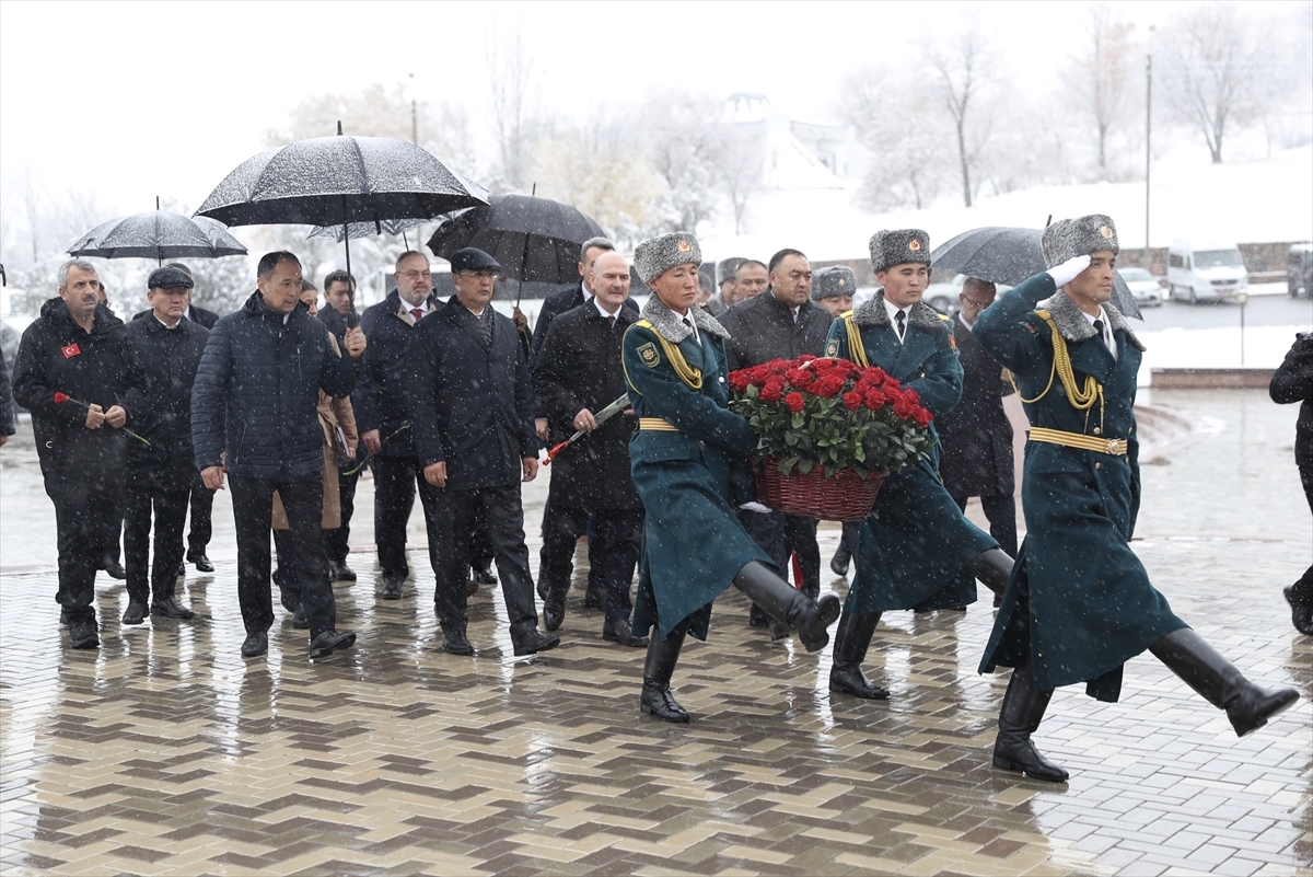İçişleri Bakanı Soylu, Kırgızistan'da Ata Beyit Anıtı'nı Ziyaret Etti