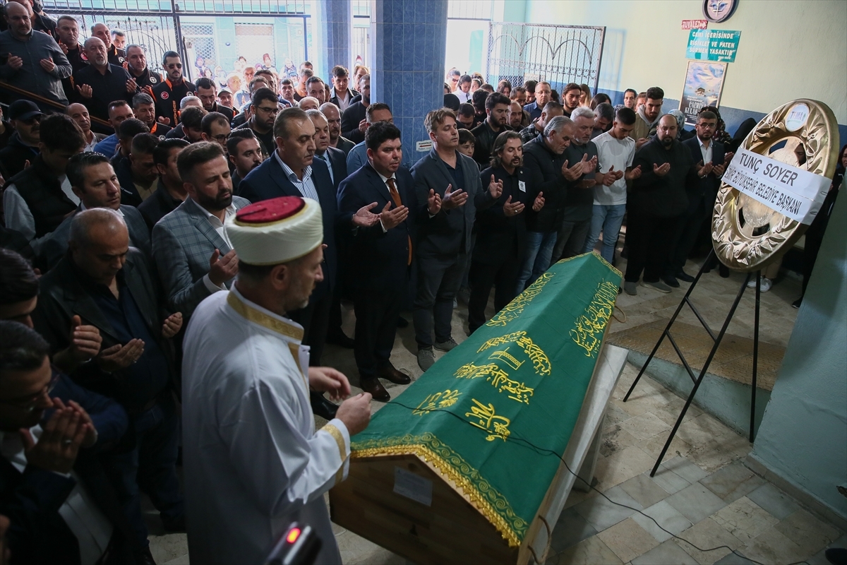 İzmir'deki Depremde Balkondan Atlayan Gencin Cenazesi Defnedildi