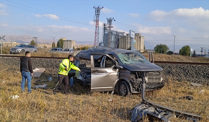 Afyonkarahisar'da Trenin Çarptığı Kamyonetteki 2 Kişi Yaralandı