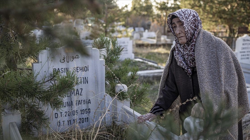 Van Depreminde Hayatını Kaybeden Gazeteci Sebahattin Yılmaz Mezarı Başında Anıldı
