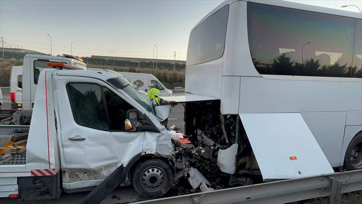 Kocaeli'de Çekicinin Otobüse Çarptığı Kazada 1 Kişi Öldü, 1 Kişi Yaralandı