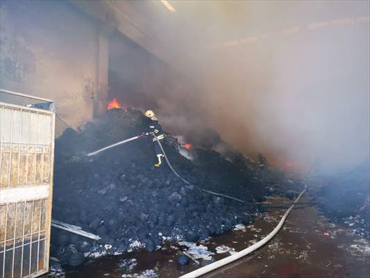 Gaziantep'te Tekstil Fabrikasında Çıkan Yangına Müdahale Ediliyor