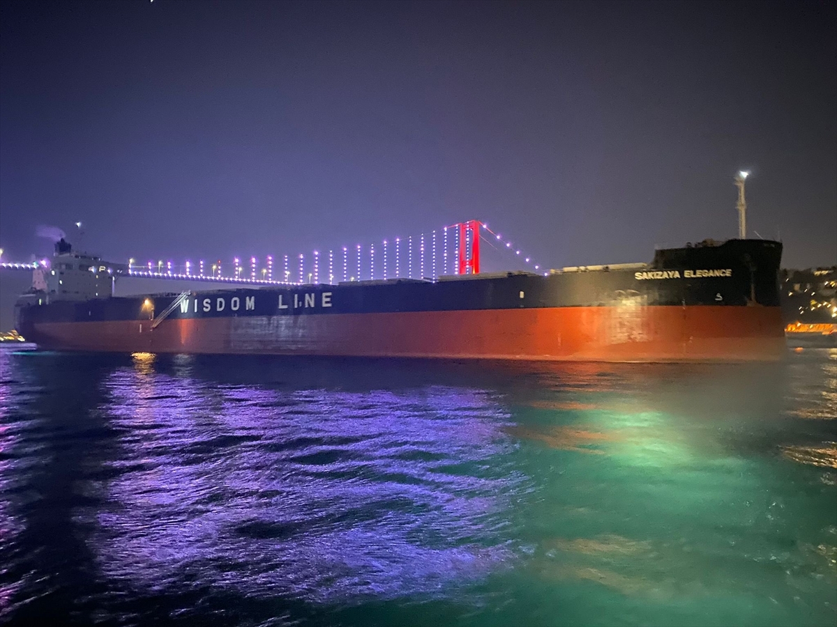 İstanbul Boğazı'nda Arızalanan Yük Gemisi Kurtarıldı