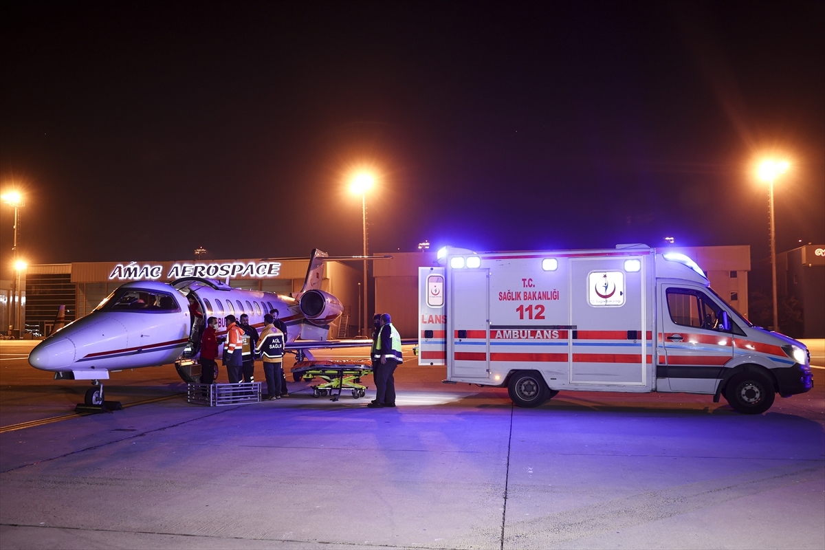 Suudi Arabistan'da Rahatsızlanan 2 Türk Vatandaşı Ambulans Uçakla İstanbul'a Getirildi