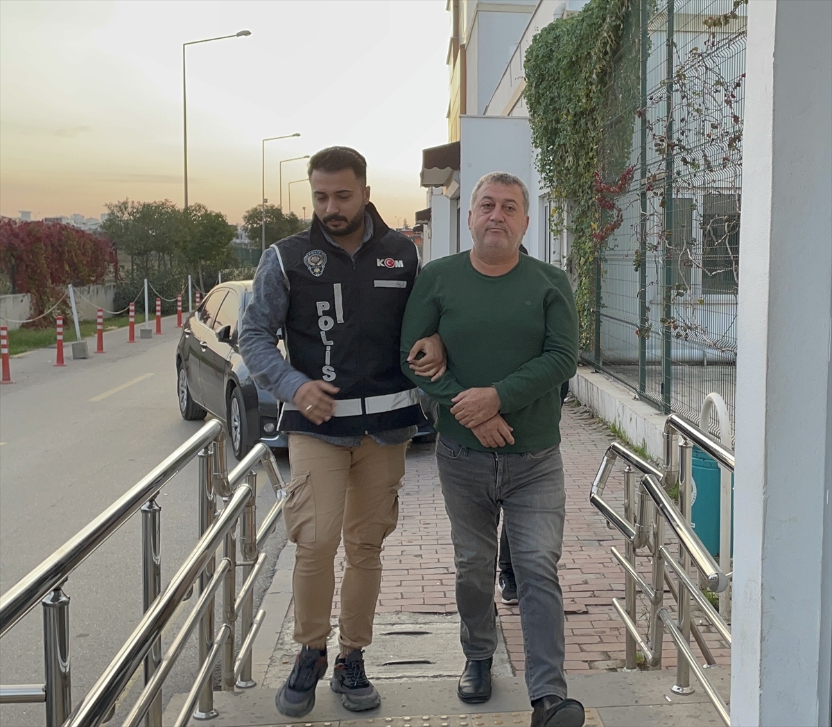 Adana'da 11 Dolandırıcılık Şüphelisine Operasyon Düzenlendi