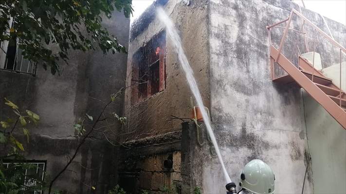Adana'da 2 Katlı Binada Çıkan Yangında 5 Kişi Dumandan Etkilendi