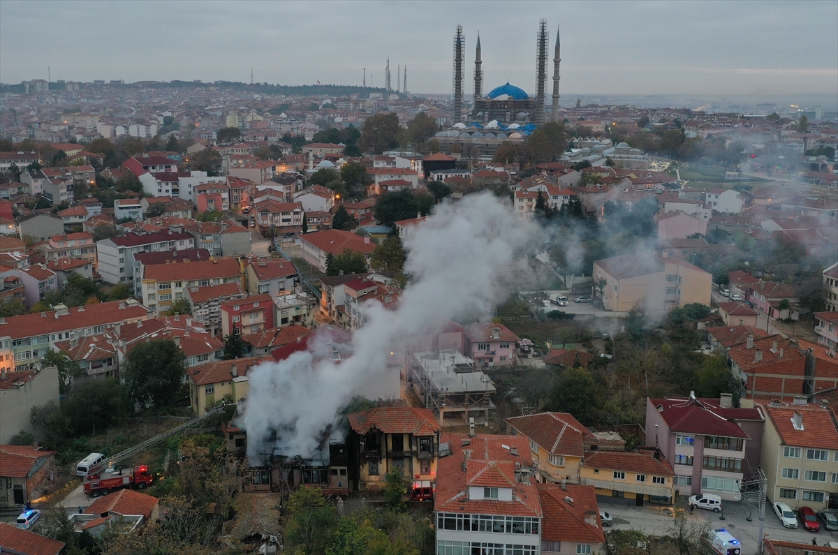 Edirne'de Çıkan Yangında İki Katlı Ahşap Bina Kullanılamaz Hale Geldi