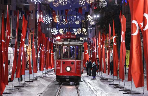 İstiklal Caddesi'ndeki Ağaç Ve Beton Saksılar Kaldırıldı