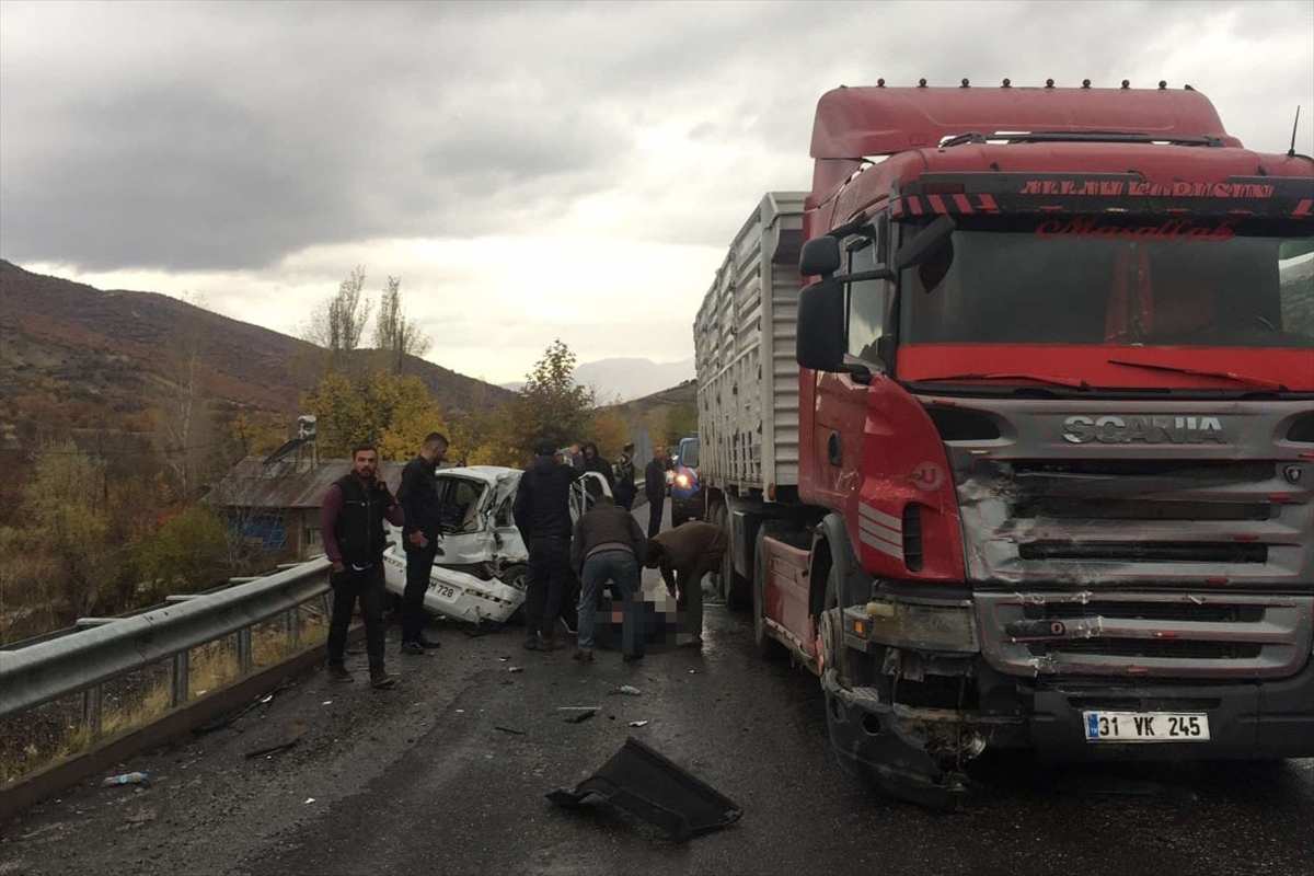 Elazığ'da Tır İle Çarpışan Otomobildeki 1 Kişi Öldü, 1 Kişi Yaralandı