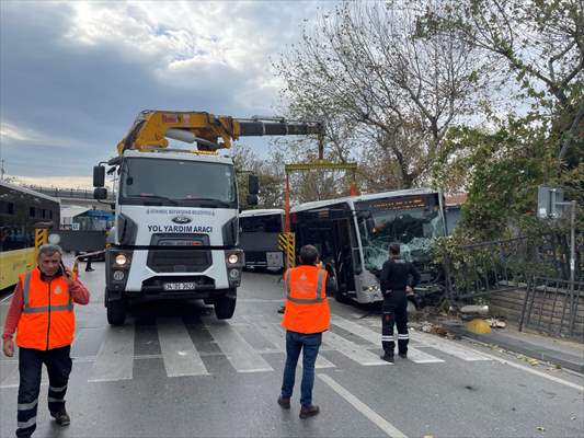Kadıköy'de Metrobüs Belediyenin Bahçe Duvarına Çarpıp Asılı Kaldı