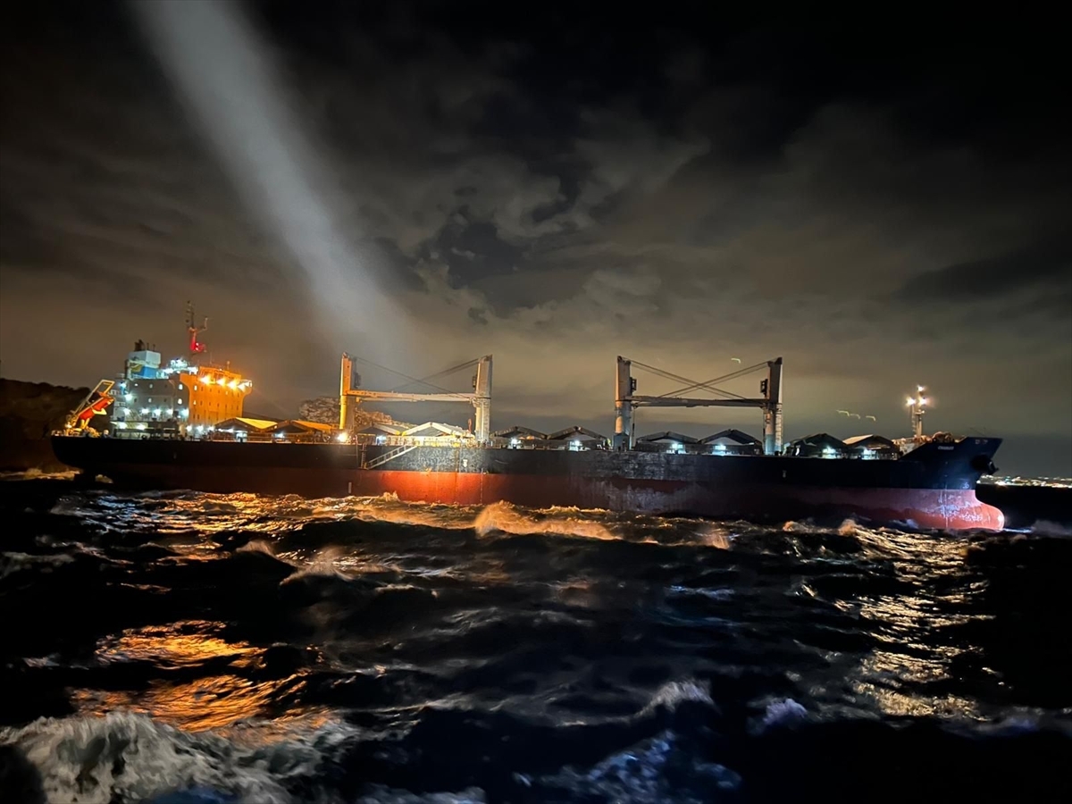Balıkçı Adası Açıklarında Karaya Oturan Dökme Yük Gemisi Kurtarıldı