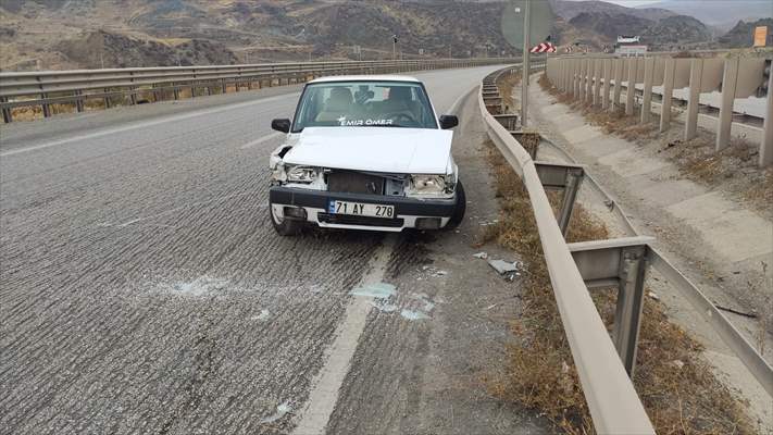 Kırıkkale'de Bariyerlere Çarpan Otomobildeki 3 Kişi Yaralandı