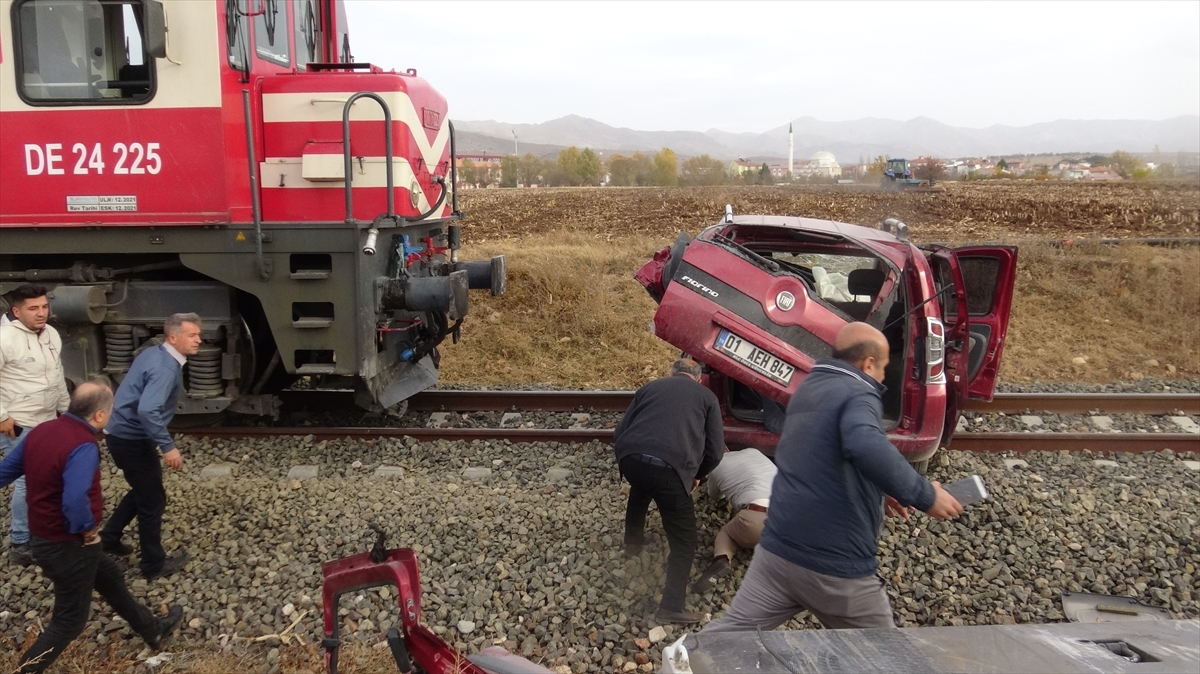 Afyonkarahisar'da Hemzemin Geçitte Trenin Çarptığı Aracın Sürücüsü Öldü