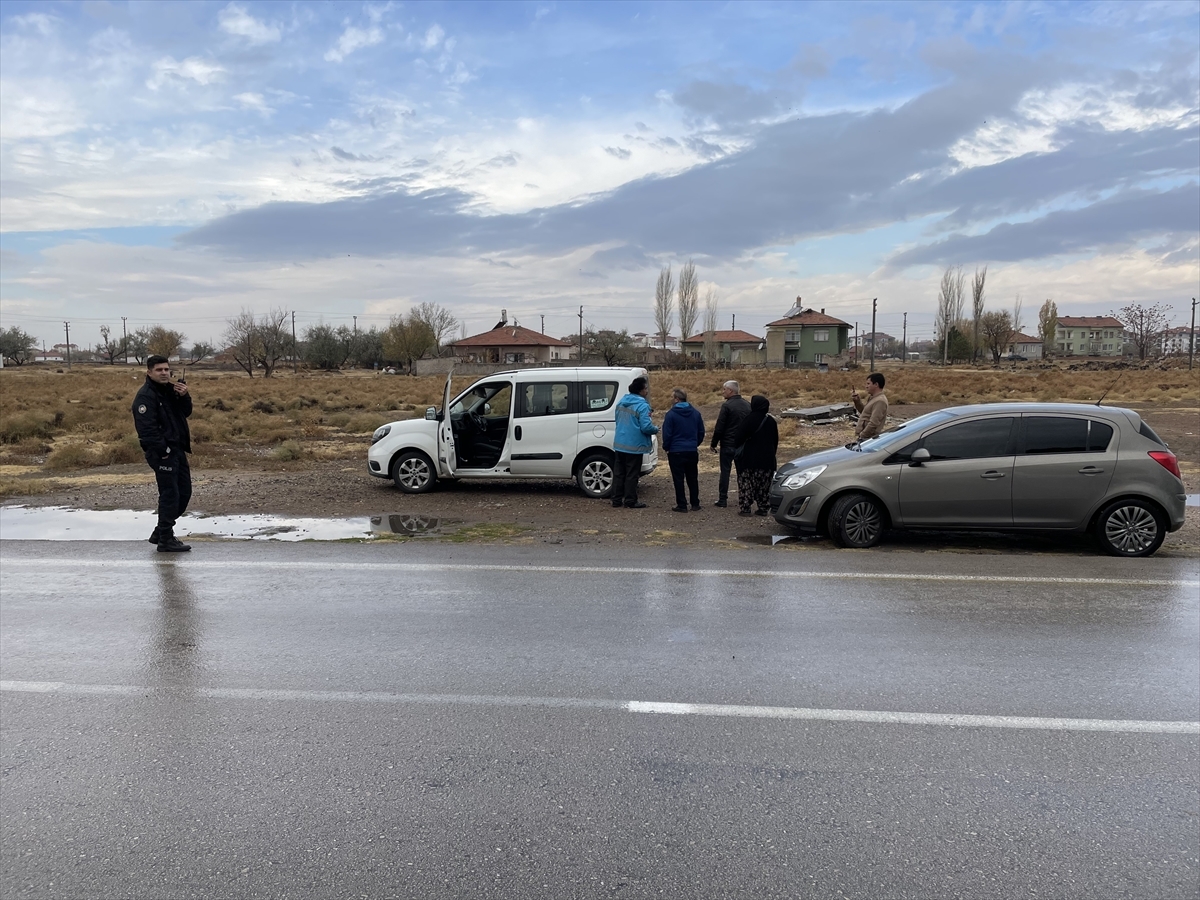 Aksaray'da Otomobilin Çarptığı Hafif Ticari Araçtaki 3 Sağlık Çalışanı Yaralandı 