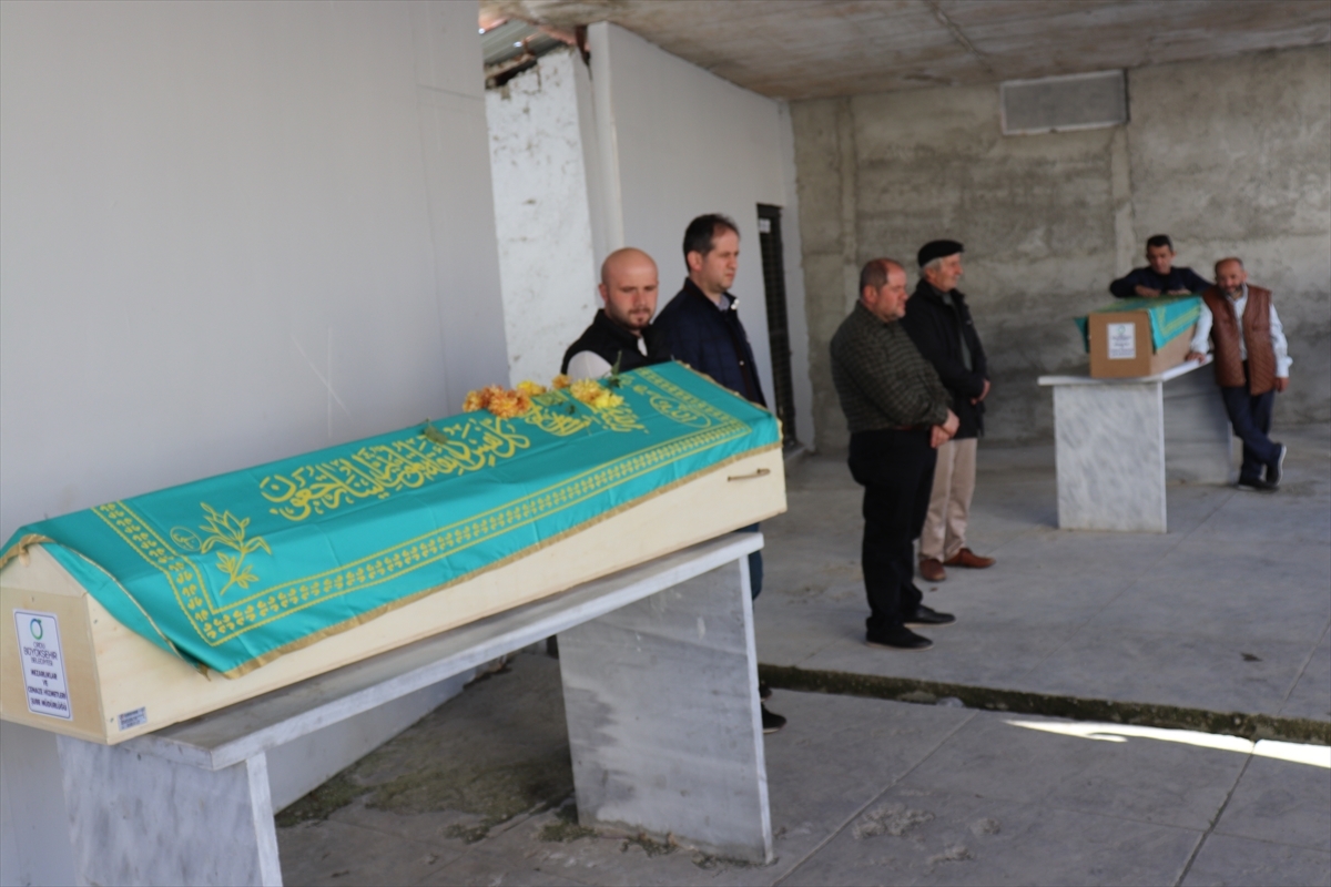 Antalya'da Kazada Ölen Anne İle Evinde Ölü Bulunan Oğlunun Cenazeleri Ordu'da Defnedildi
