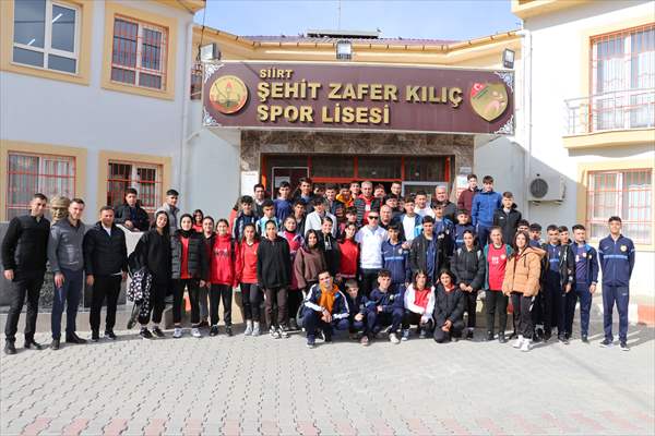 Beşiktaş Kulübü, Siirt'teki Köy Okulu Öğrencilerine Giyim Yardımı Yaptı 