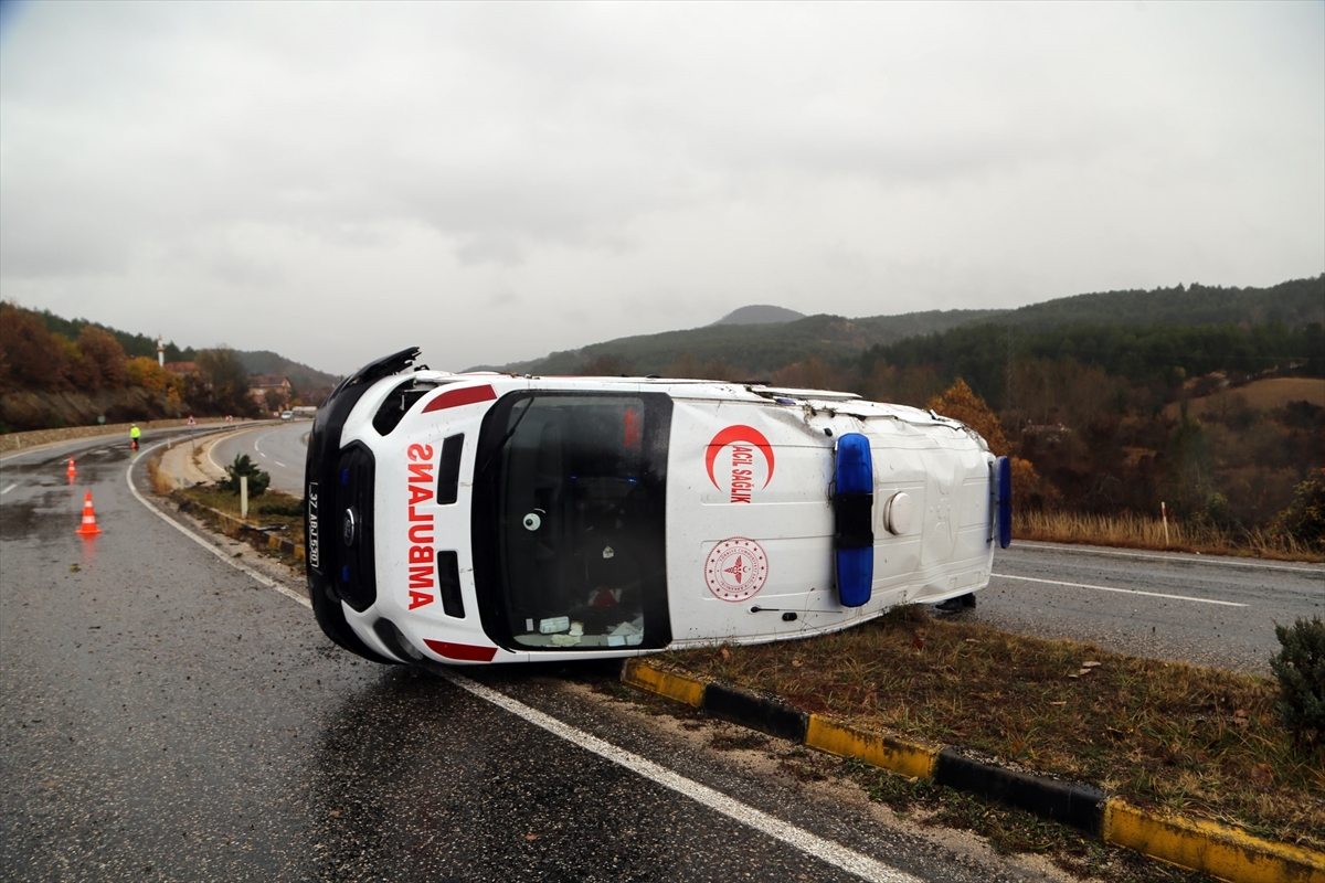 Kastamonu'da Devrilen Ambulanstaki 3 Sağlık Personeli Yaralandı
