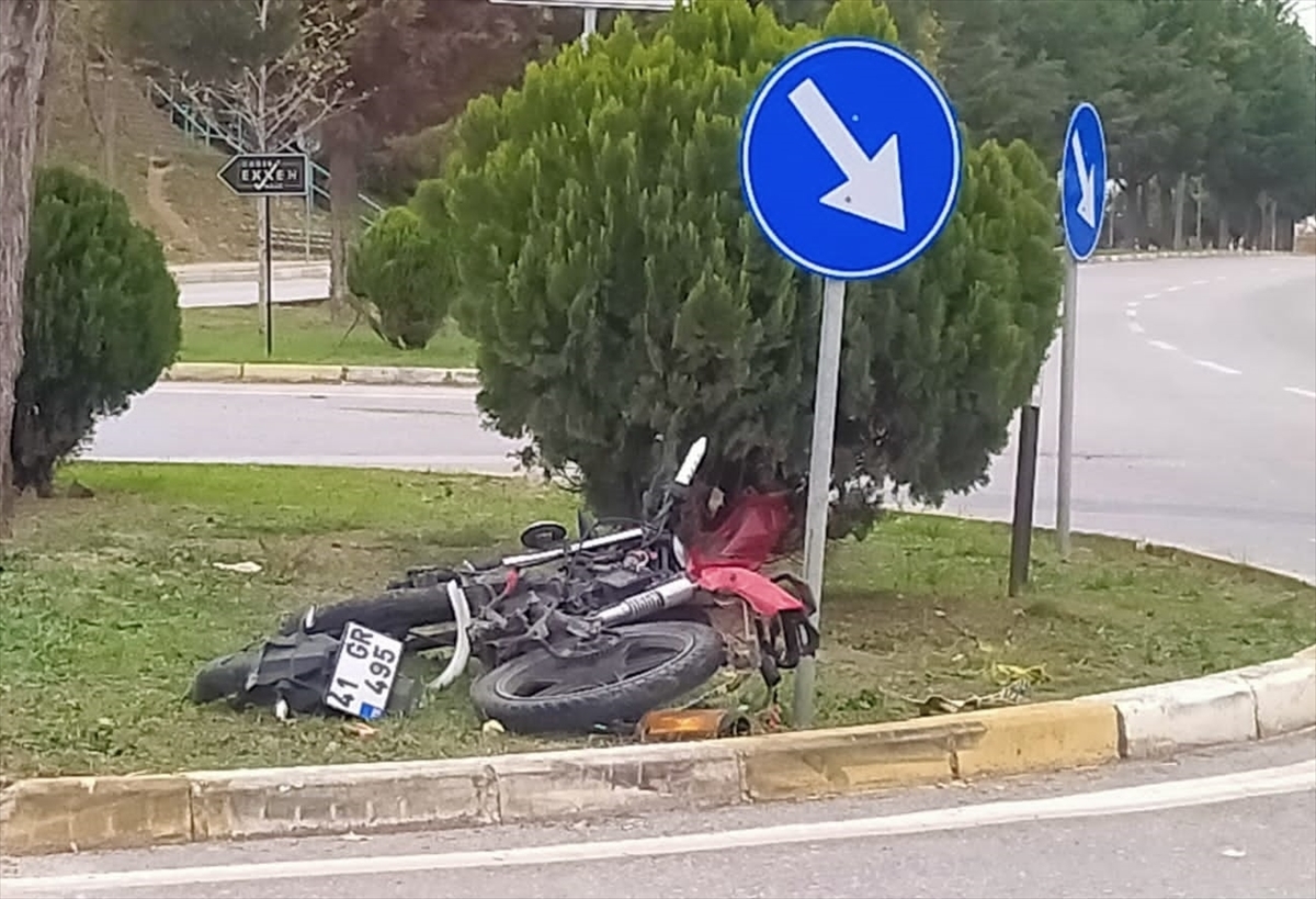 Kocaeli'de Refüje Çarpan Motosikletin Sürücüsü Öldü