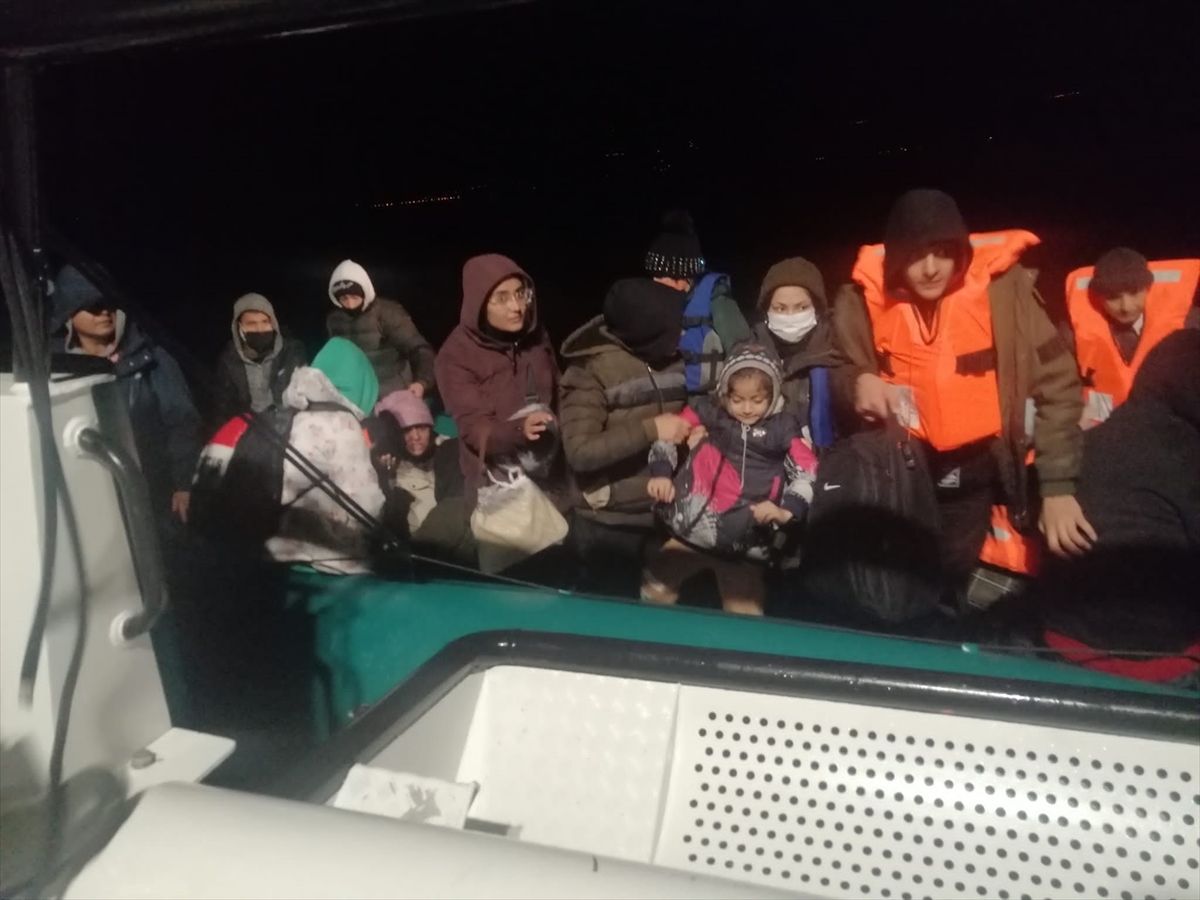 Çanakkale'de Türk Kara Sularına İtilen 38 Düzensiz Göçmen Kurtarıldı