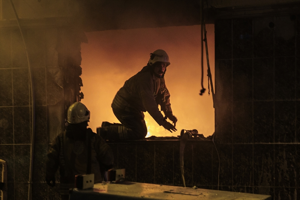 Fatih'te Bir Binanın Doğal Gaz Kutusunda Patlama Meydana Geldi