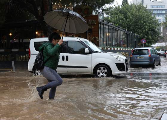  İzmir'de Sağanak Etkili Oluyor