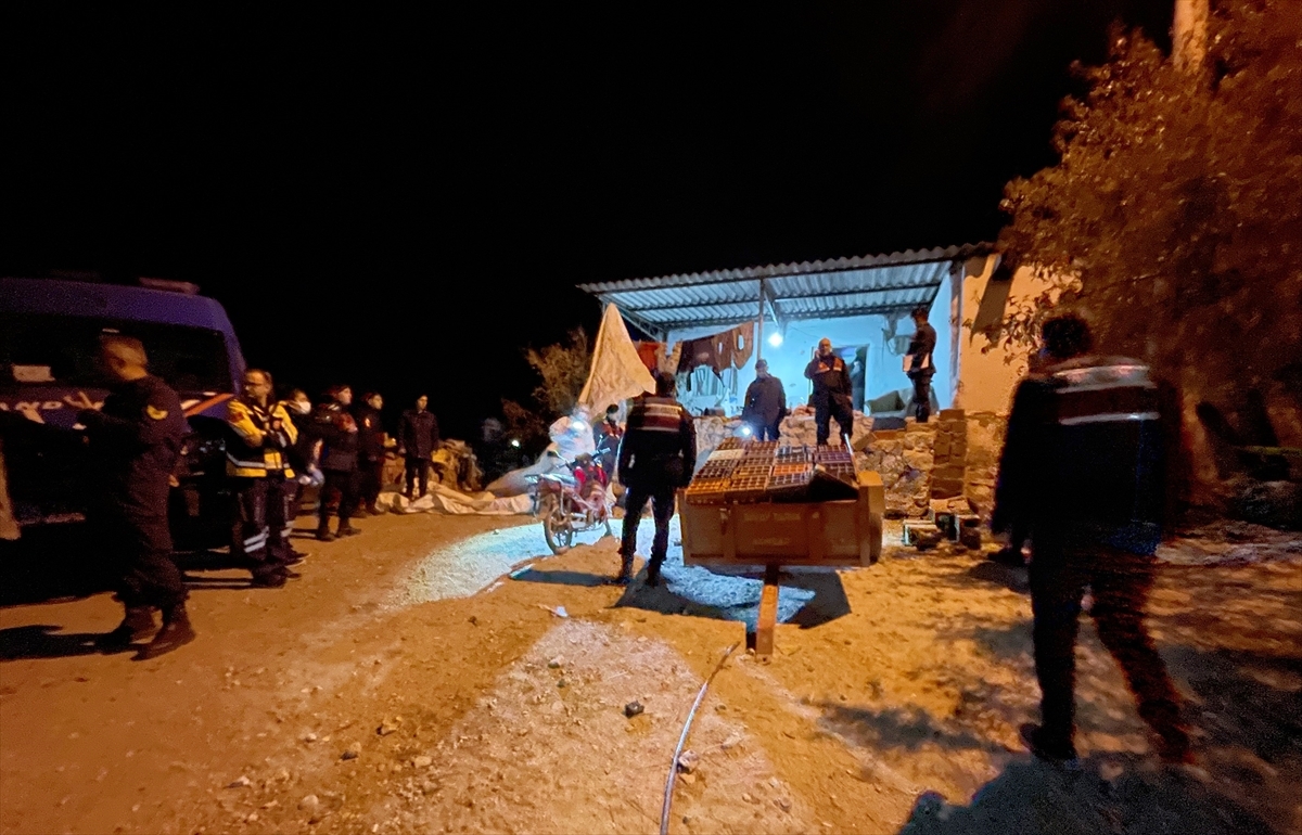 Manisa'da Bir Kişi, Kayınvalidesi Ve Kayınbiraderini Tüfekle Öldürdü