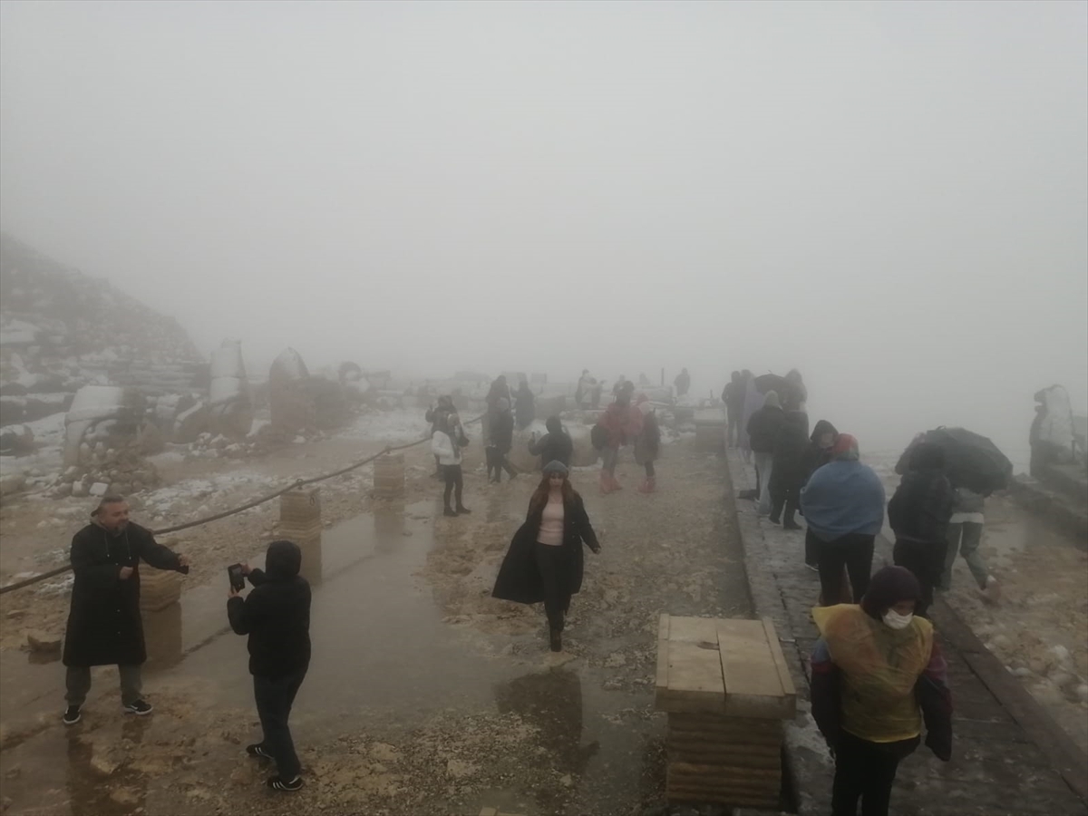 Nemrut Dağı'na Mevsimin İlk Karı Yağdı