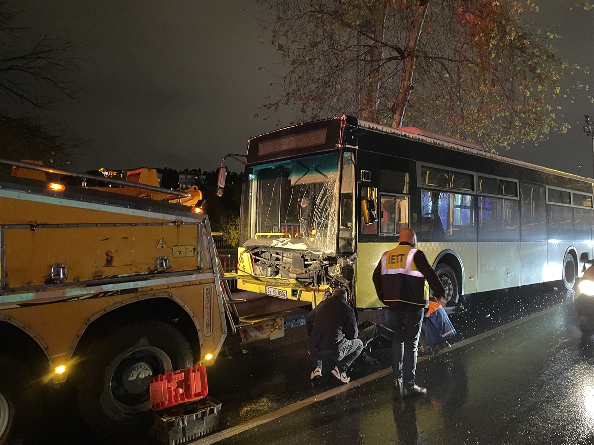 Yağış Nedeniyle Kayganlaşan Yolda Direğe Çarpan İETT Otobüsü Hasar Gördü