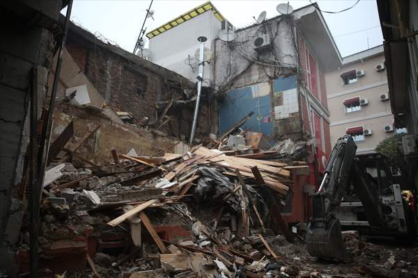 Düzce'deki Depremde Yıkılan İş Yerinin Enkazı Kaldırılıyor