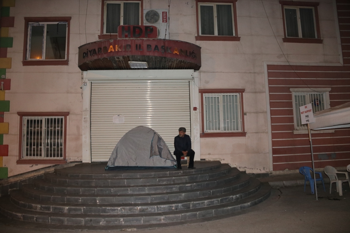 Diyarbakır'da Evlat Nöbetindeki Baba Eylemini Sürdürüyor 