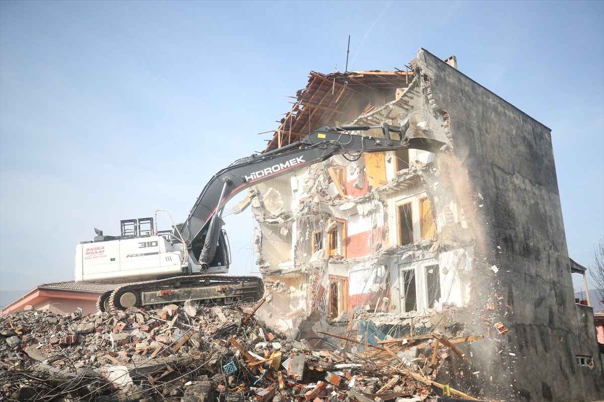 Düzce'deki Depremde Ağır Hasar Alan 5 Bina Yıkıldı