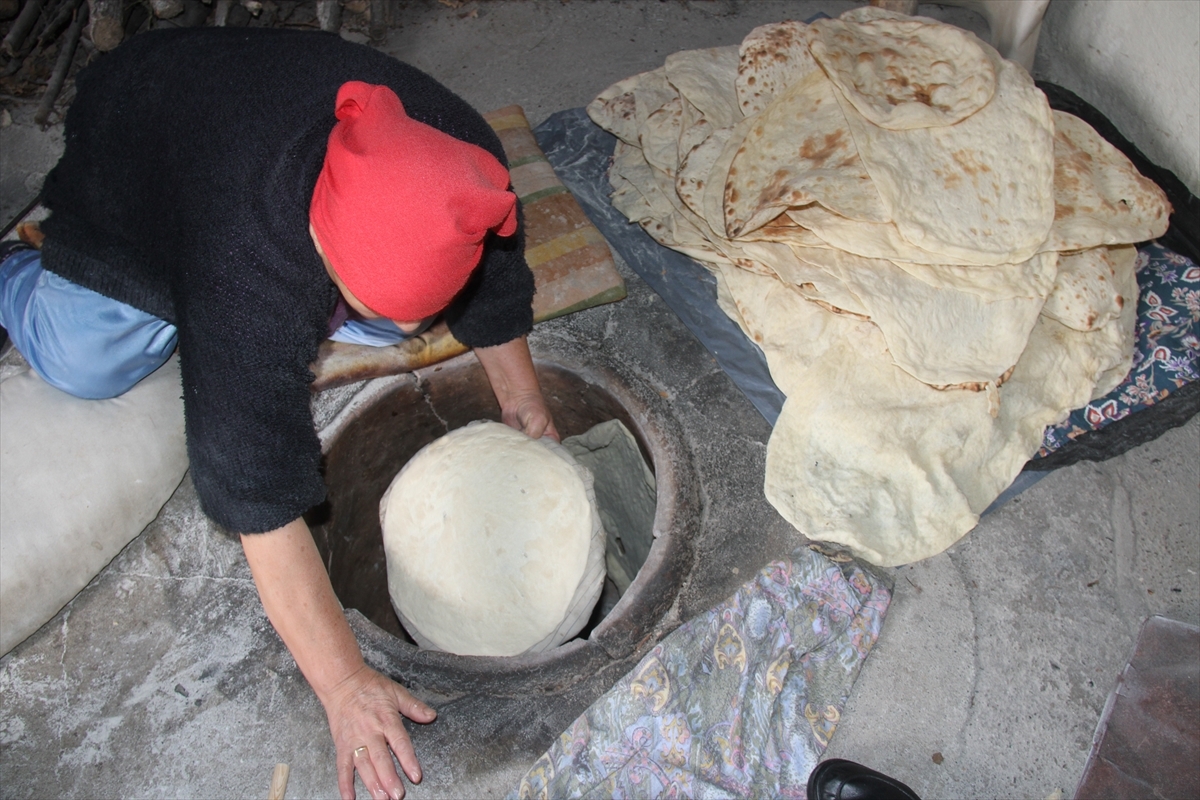 Erzincan Kırsalında Kadınların Tandırda Kışlık Ekmek Mesaisi