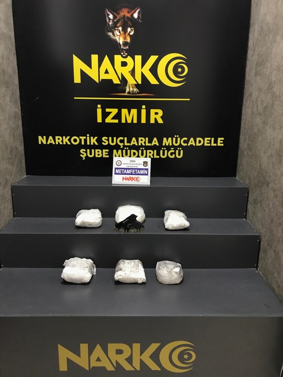 İzmir'de Bir Aracın Yedek Lastiğinde 6 Kilo 465 Gram Uyuşturucu Ele Geçirildi