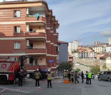 Ümraniye'de Minibüsle Çarpışan Otomobil Binanın Balkonuna Düştü, 3 Kişi Yaralandı