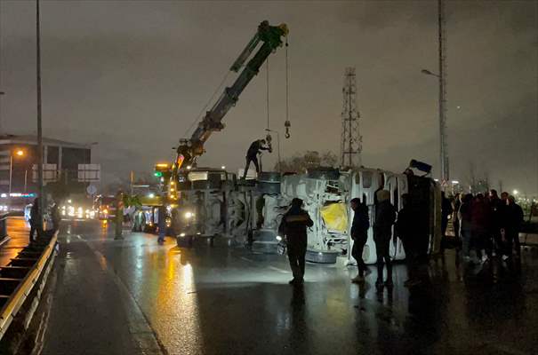 Bağcılar'da Hafriyat Kamyonunun Devrildiği Cadde Trafiğe Kapatıldı 