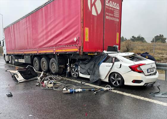 Manisa'da Tıra Arkadan Çarpan Otomobildeki 2 Kişi Öldü, 2 Kişi Yaralandı