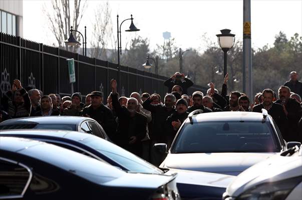 Başkentte Bazı Özel Halk Otobüsü Şoförleri CHP Genel Merkezi Önünde Toplandı 