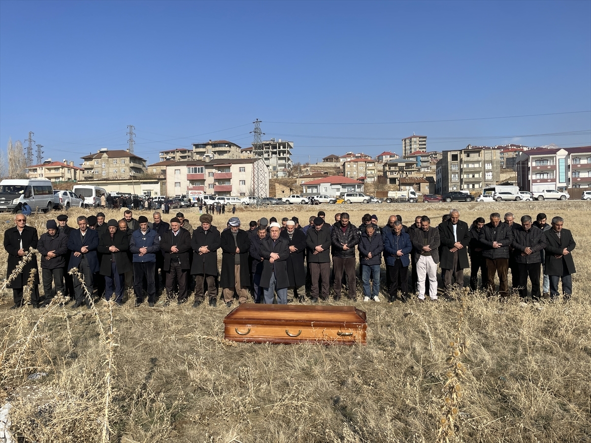Hakkari'de Silahla Vurulmuş Halde Bulunan 3 Kişinin Cenazesi Toprağa Verildi 