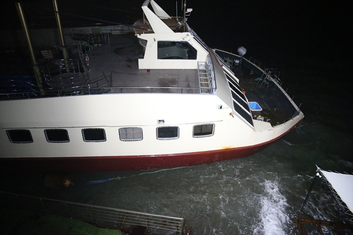 Bodrum'da Kuvvetli Rüzgar Nedeniyle Sürüklenen Tekne, Bölgedeki İşletmelere Zarar Verdi