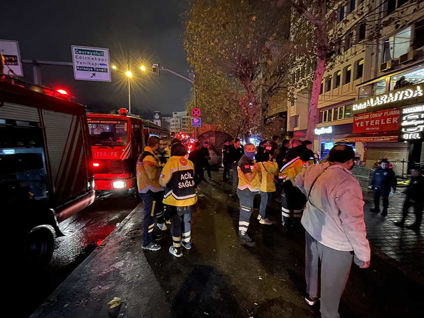 Fatih'te 6 Katlı Otelde Çıkan Yangın Söndürüldü