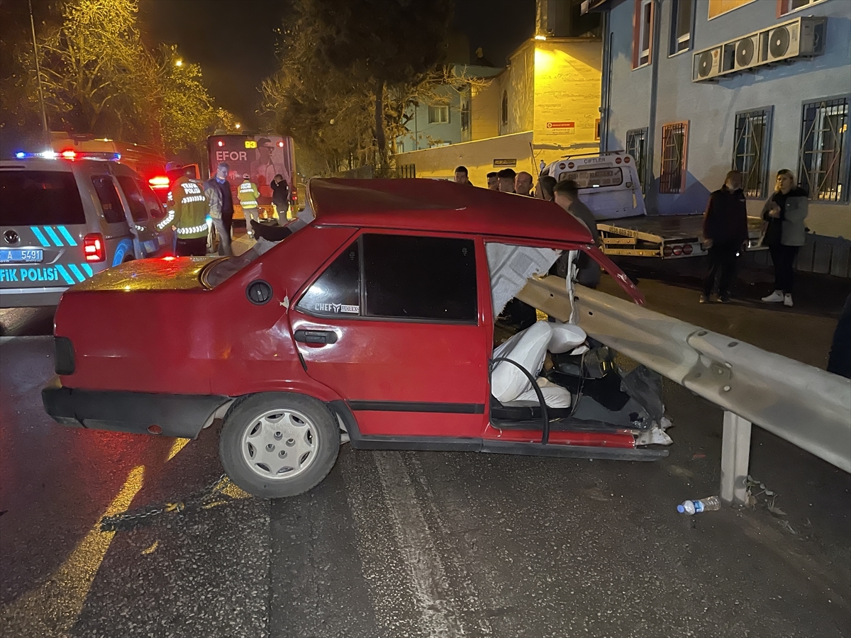 Bursa'da Trafik Kazasında İkiye Bölünen Otomobilin Sürücüsü Hayatını Kaybetti