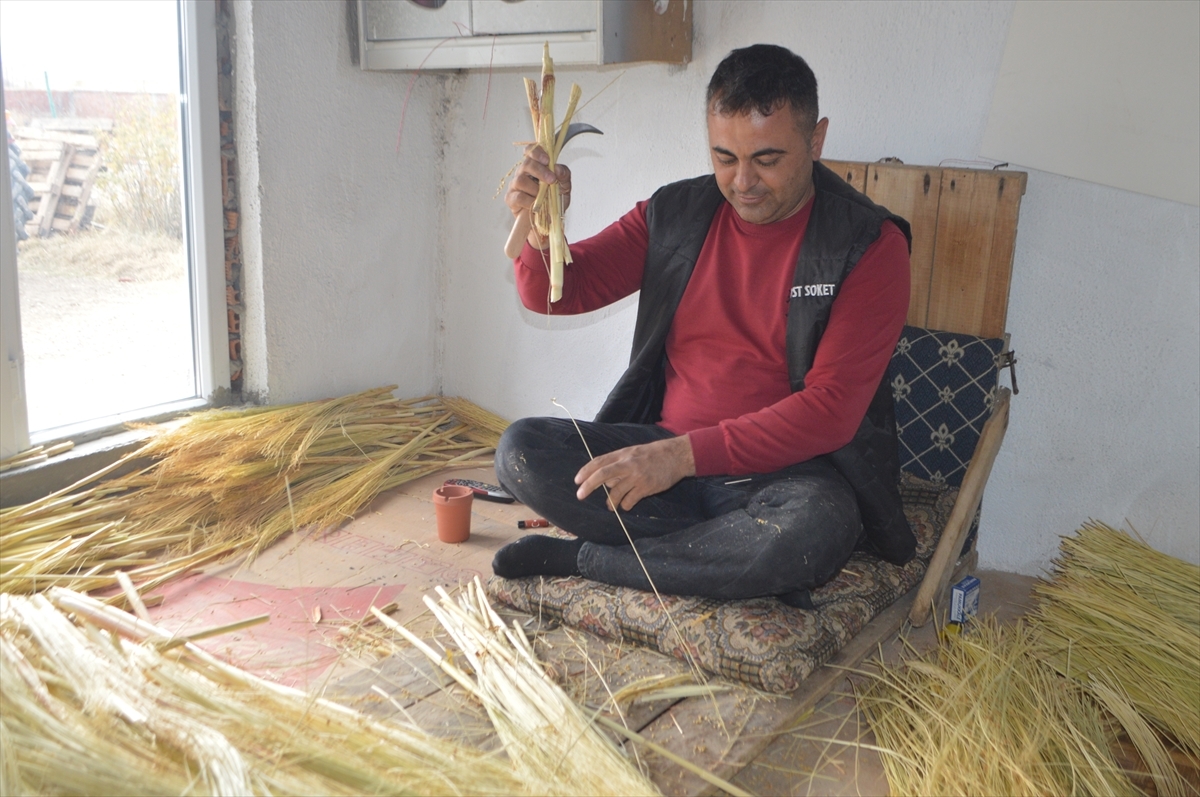 Geleneksel Yöntemlerle Ot Süpürgesi Yapıyorlar