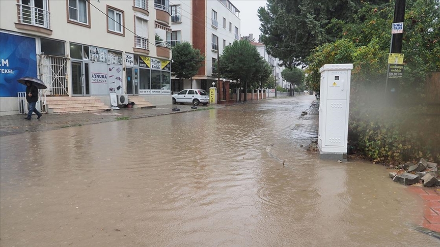 İzmir'de Sağanak Su Baskınlarına Neden Oldu