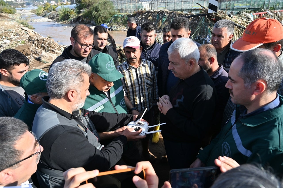 Tarım Ve Orman Bakanı Kirişci, Antalya'da Selden Zarar Gören Çiftçileri Ziyaret Etti