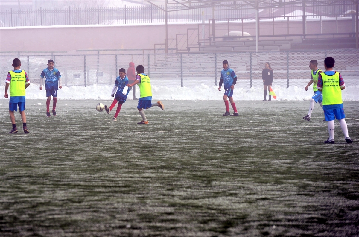 Ardahanlı Çocukların Futbol Aşkına Soğuk Hava Ve Sis Engel Olmadı