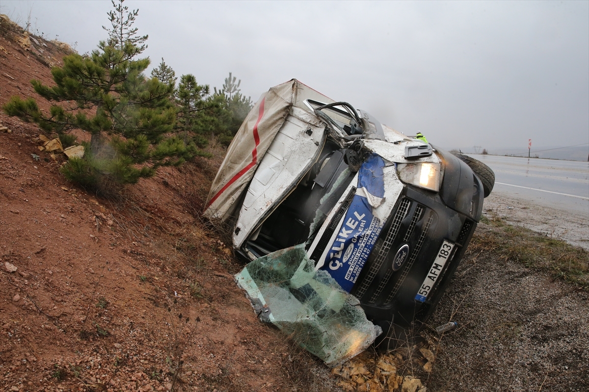 Tokat'ta Büyükbaş Hayvan Taşıyan Kamyonet Devrildi, 2 Kişi Yaralandı