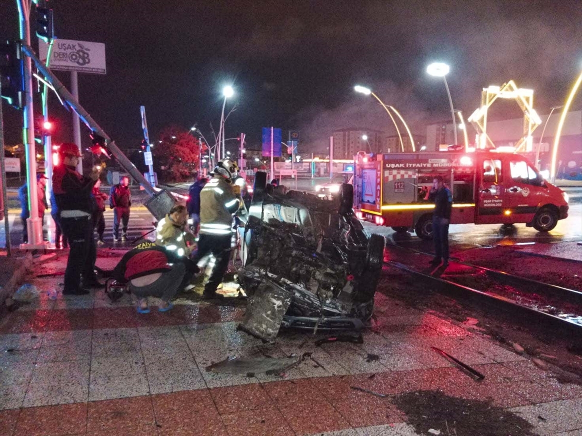Uşak'ta Yolcu Trenine Çarpan Otomobildeki 2 Kişi Ağır Yaralandı