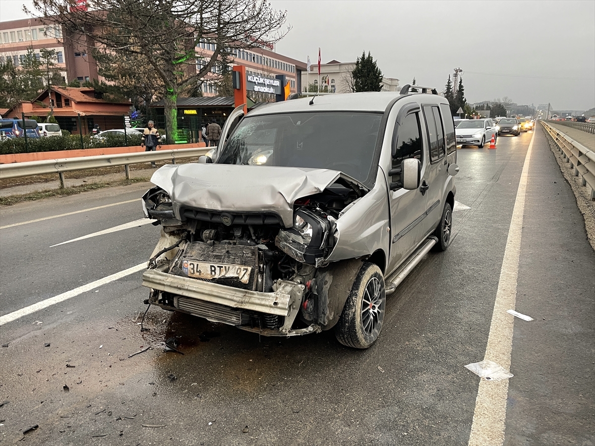 Edirne'de Hafif Ticari Araçların Çarpıştığı Kazada Bir Kişi Yaralandı