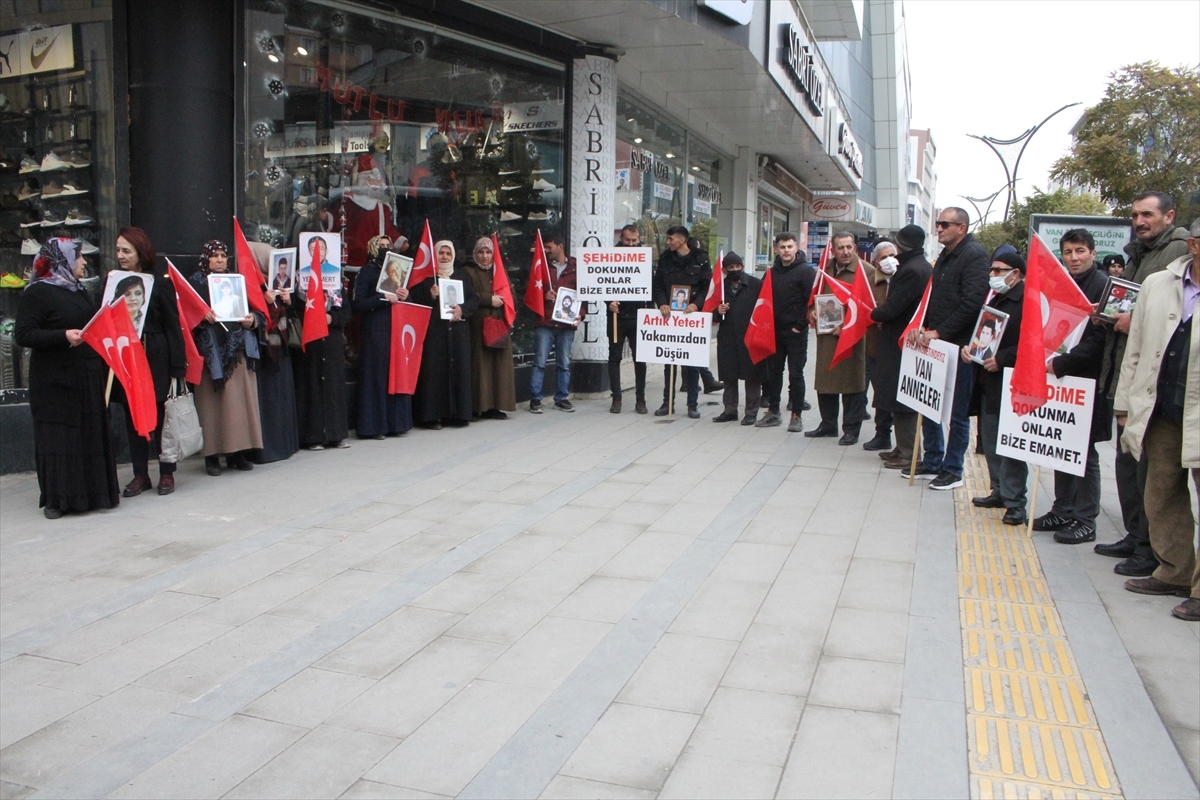 Vanlı Aileler HDP İl Başkanlığı Önündeki Eylemlerini Sürdürdü